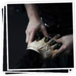 Der Bondage-Master fesselt dich gekonnt in erotischer Shibari-Manier. 