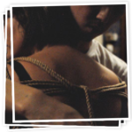 Der Bondage-Master fesselt dich gekonnt in erotischer Shibari-Manier. 