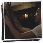 Der Bondage-Master fesselt dich gekonnt in erotischer Shibari-Manier. 