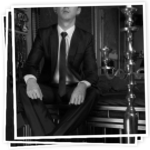 Der Bondage-Master fesselt dich gekonnt in erotischer Shibari-Manier. 