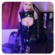 Als Domina, Fetishlady und Klinik-Erotikerin bringe ich die aufregendsten Fantasien zum Leben.