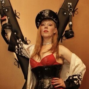 Ich liebe es, als heißes Dessous-Kätzchen aufgestrapst in Nylons und High-Heels.