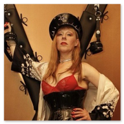 Heißes Dessous-Kätzchen aufgestrapst in Nylons und High-Heels in Berlin.